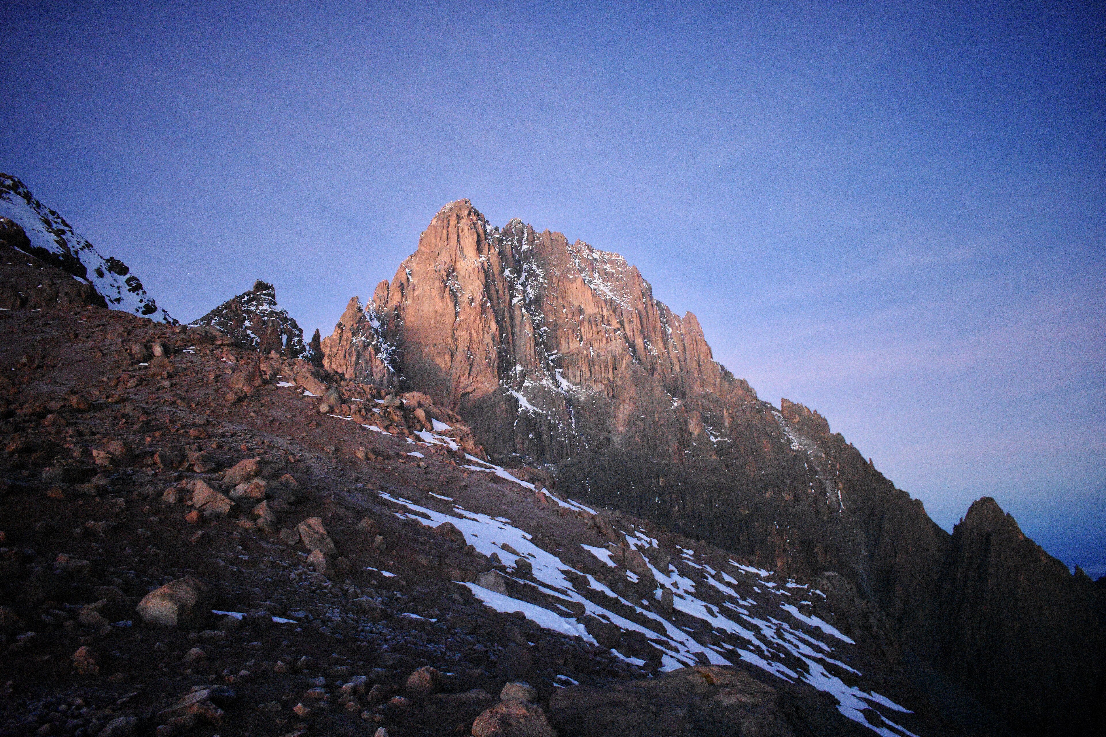 El pico Batian, en el Monte Kenia, con las primeras luces
