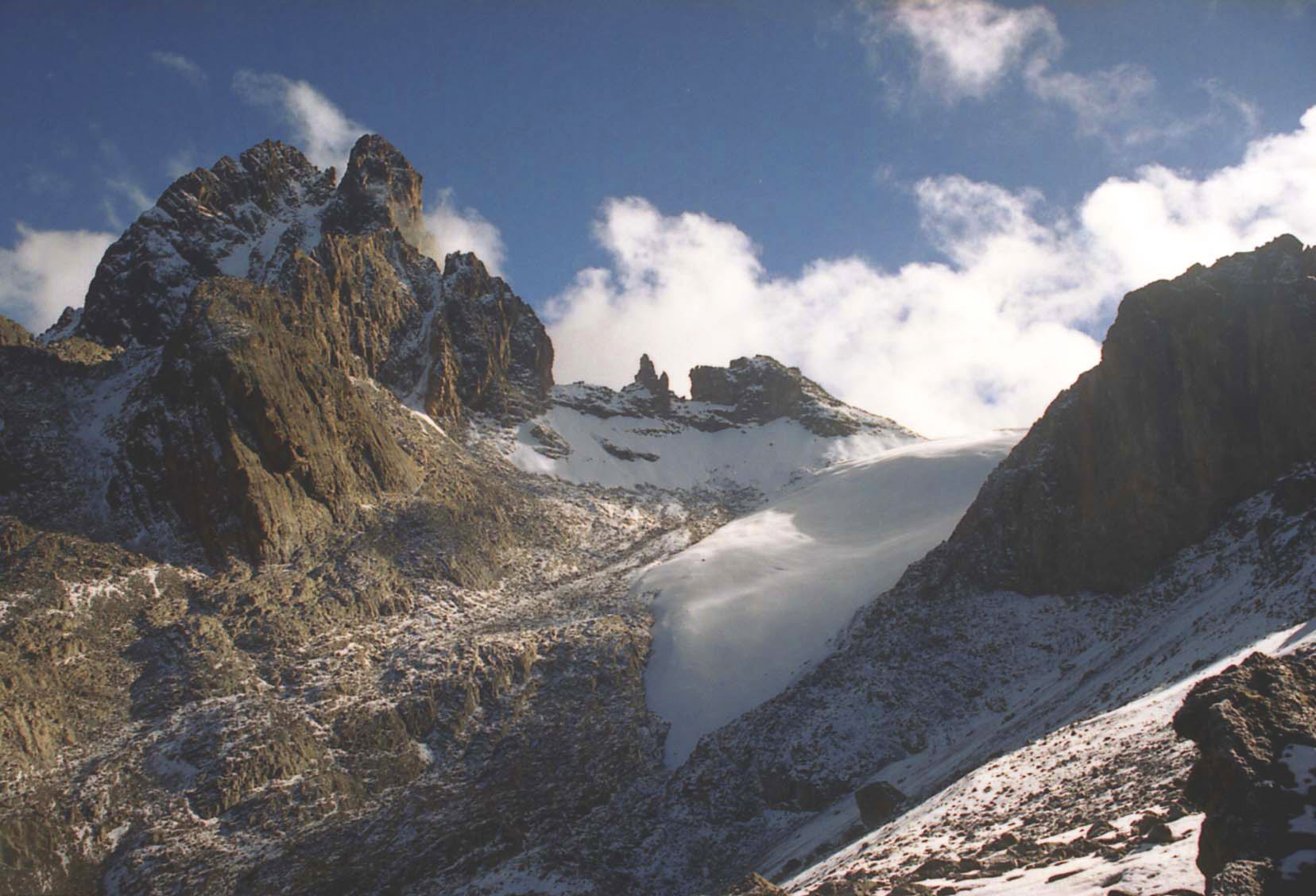 Glaciar y picos rocosos en el Monte Kenia