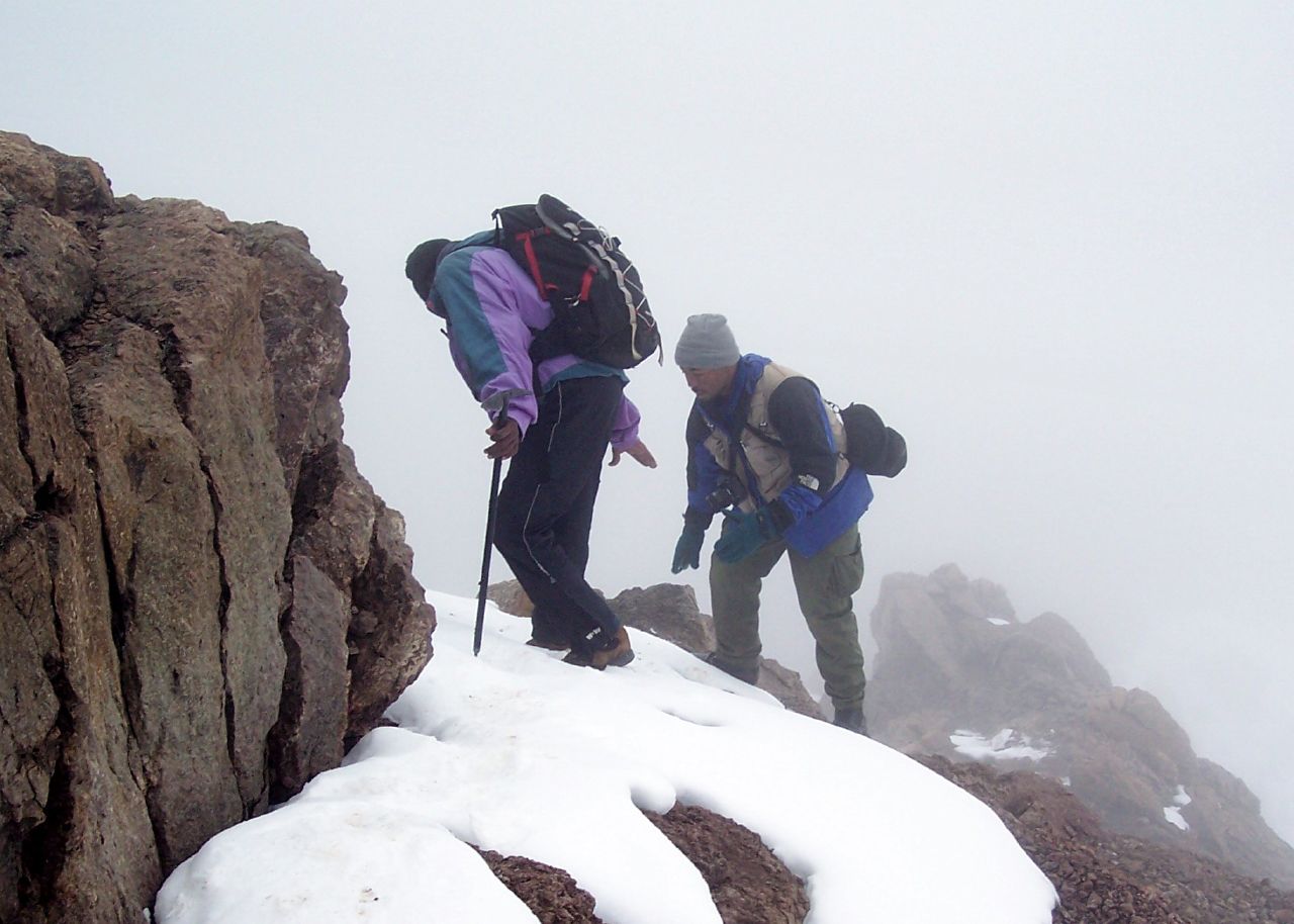 Montañeros acompañados por un guía en lo alto del Monte Kenia