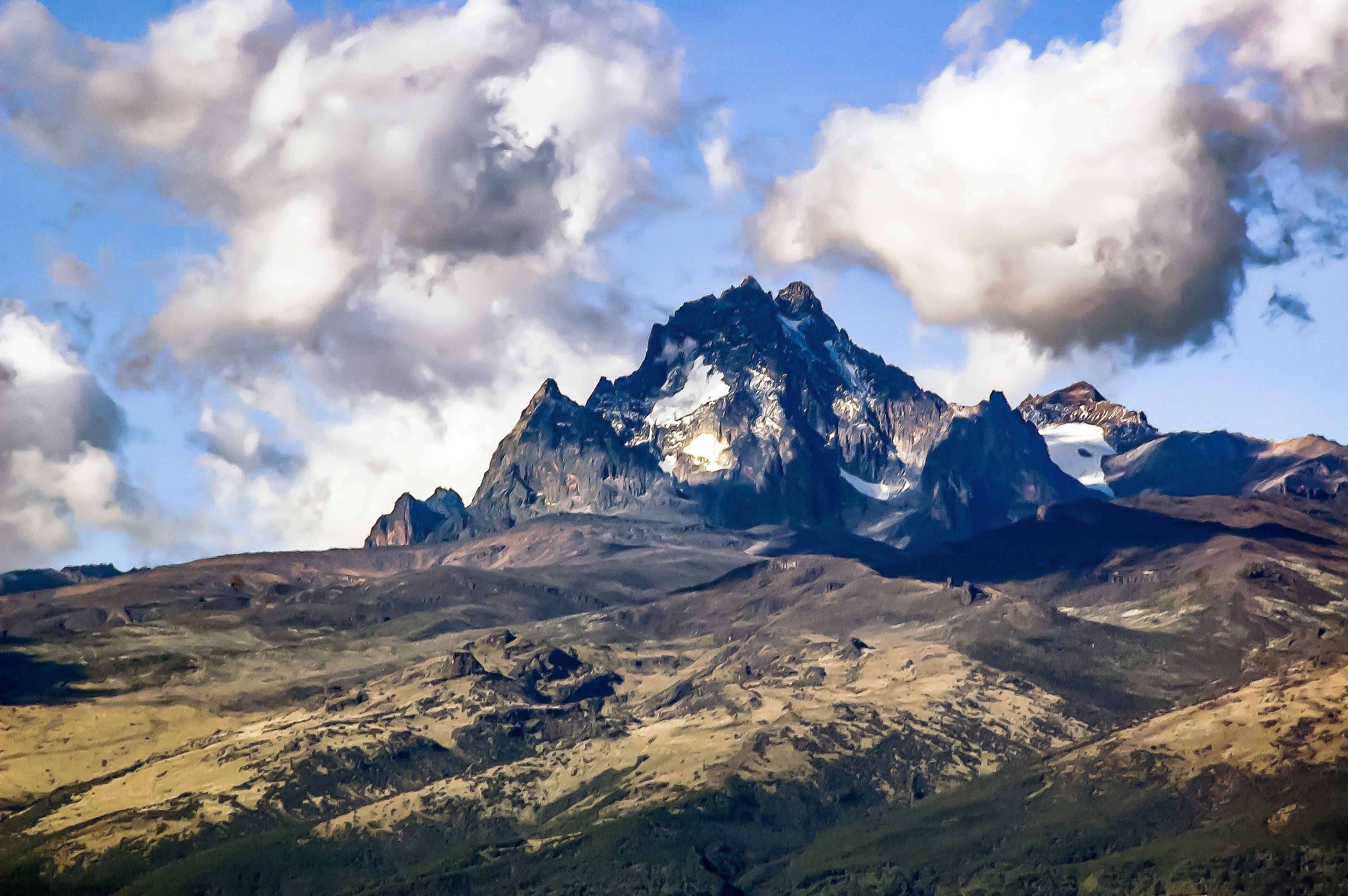 Los altos picos del Monte Kenia bajo las nubes